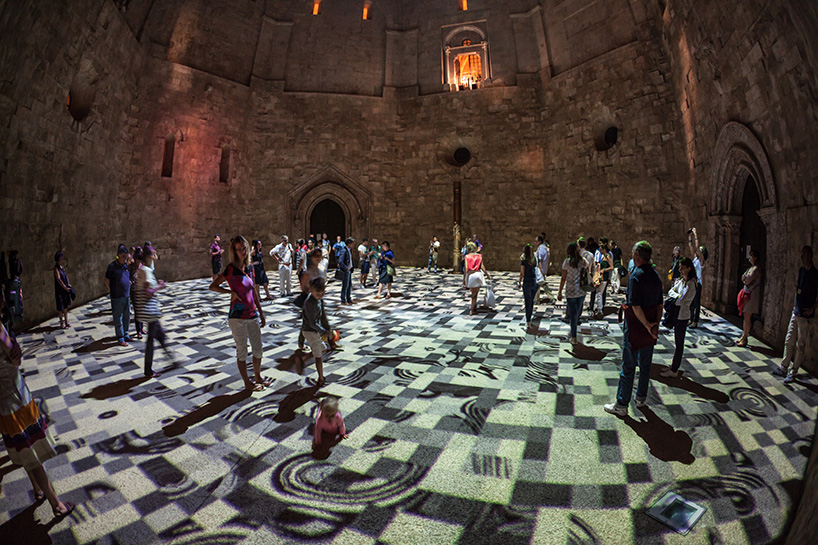 miguel-chevalier-magic-carpets-interactive-virtual-reality-installation-castel-del-monte-italy-designboom-07