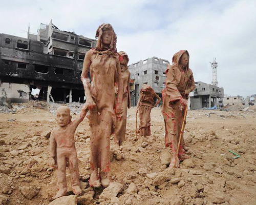 palestinian artist sculpts clay family fleeing from homes in gaza