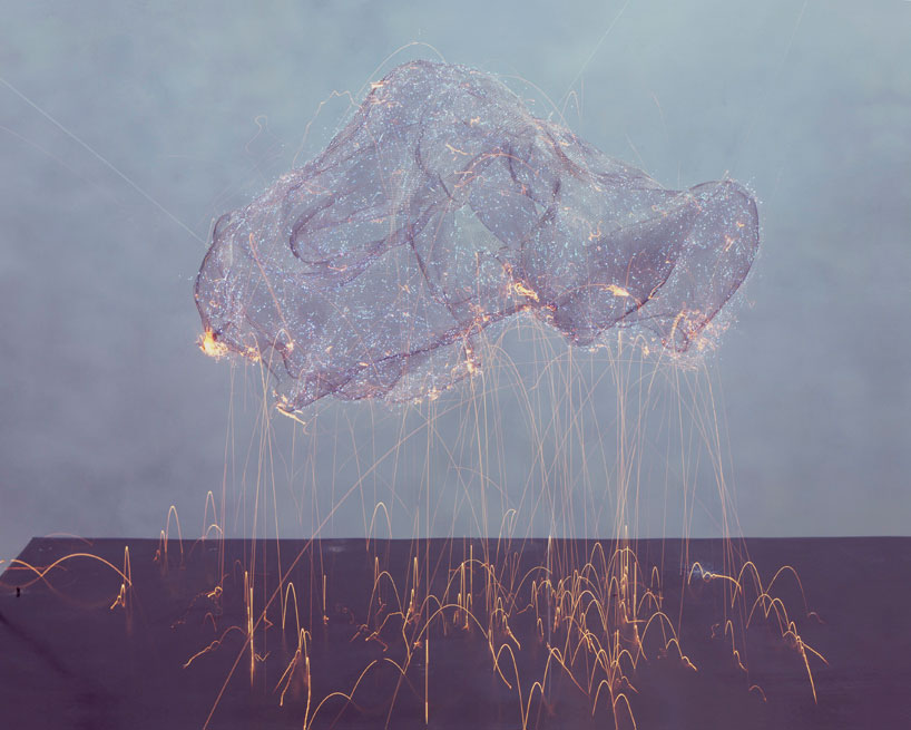 qiu-minye-records-time-with-luminous-light-painted-mesh-figures-designboom-01