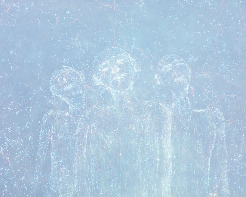 qiu-minye-records-time-with-luminous-light-painted-mesh-figures-designboom-04