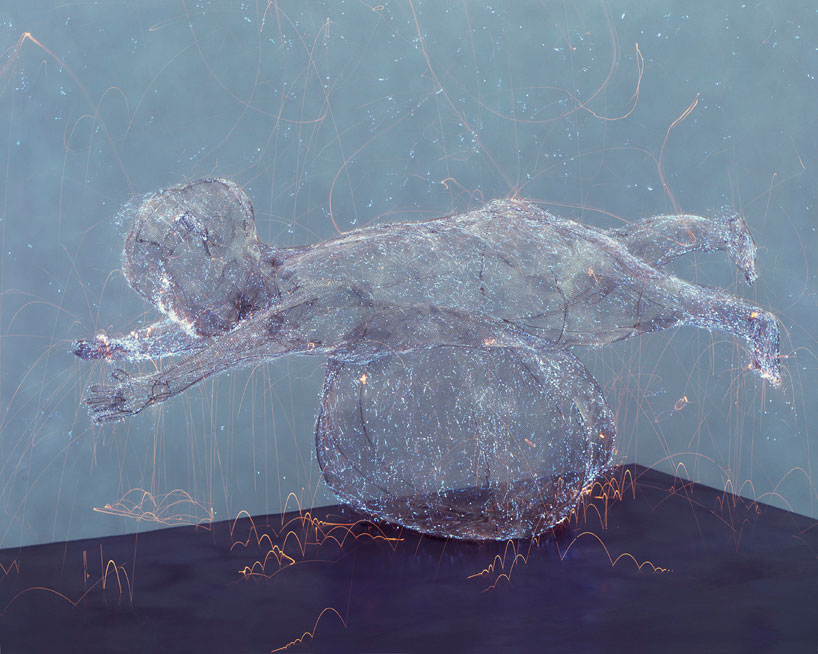 qiu-minye-records-time-with-luminous-light-painted-mesh-figures-designboom-06