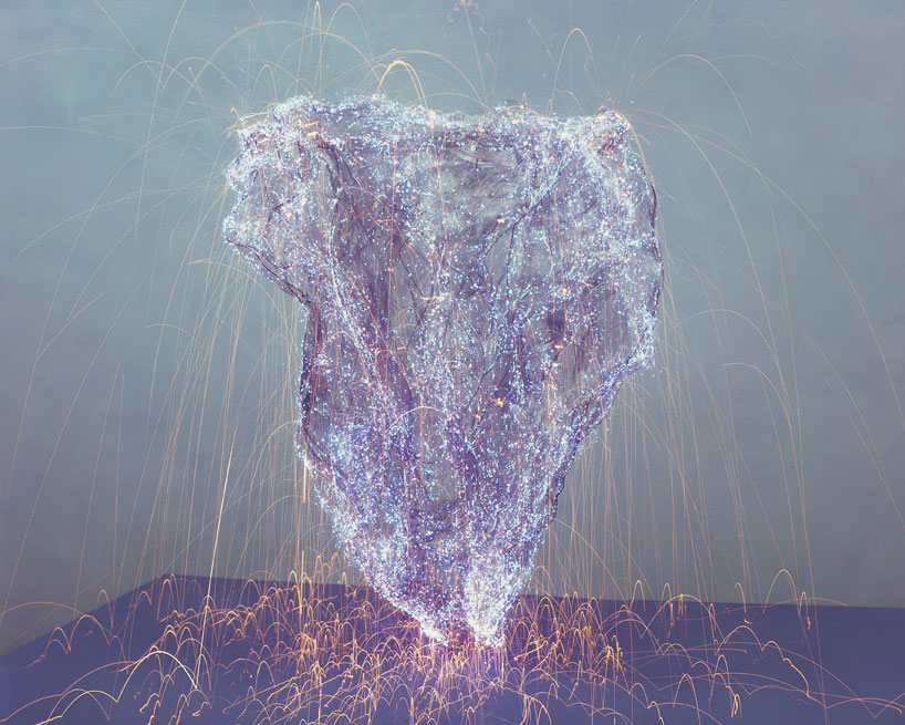 qiu-minye-records-time-with-luminous-light-painted-mesh-figures-designboom-09