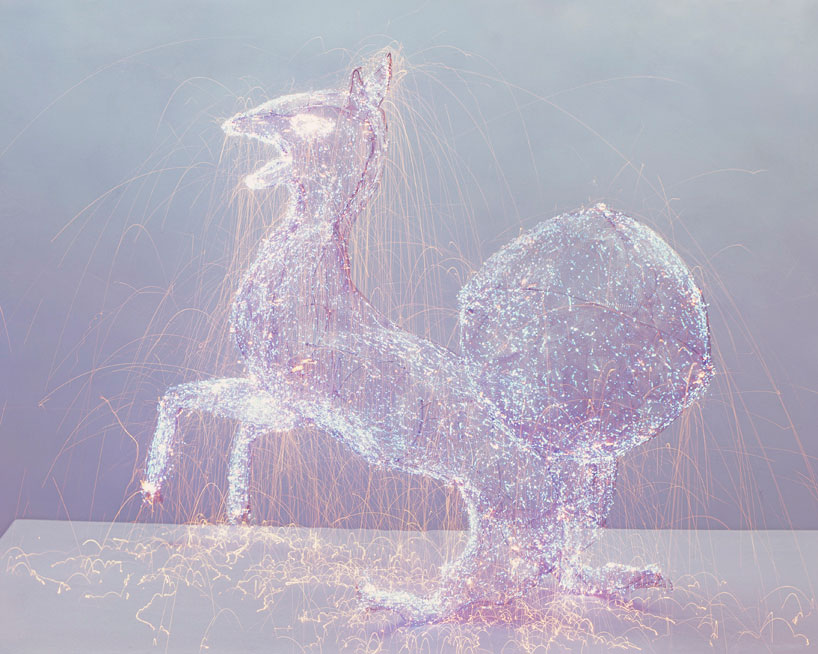qiu-minye-records-time-with-luminous-light-painted-mesh-figures-designboom-10