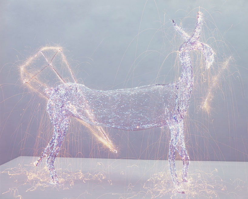 qiu-minye-records-time-with-luminous-light-painted-mesh-figures-designboom-11
