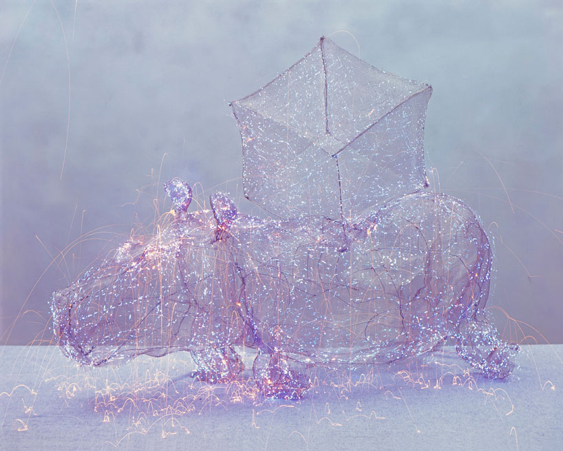 qiu-minye-records-time-with-luminous-light-painted-mesh-figures-designboom-12