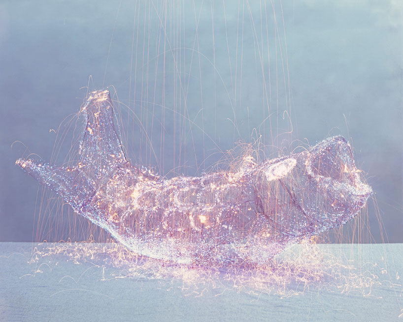 qiu-minye-records-time-with-luminous-light-painted-mesh-figures-designboom-13