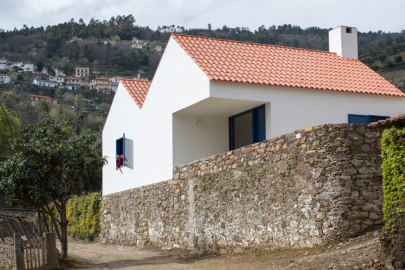 sara antunes mário ferreira arquitectos quinta da boavista casa dos caseiros caretaker's house designboom
