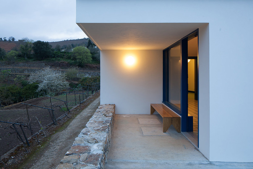 sara antunes mário ferreira arquitectos quinta da boavista casa dos caseiros caretaker's house designboom