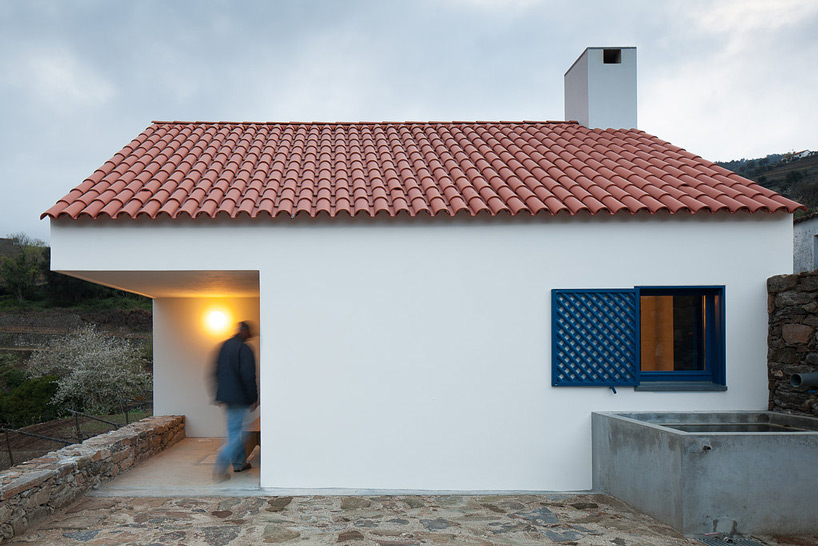 sara antunes mário ferreira arquitectos quinta da boavista casa dos caseiros caretaker's house designboom