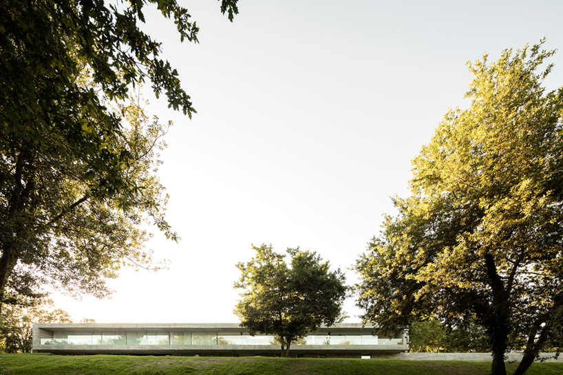 spaceworkers stretches sambade house across portuguese landscape