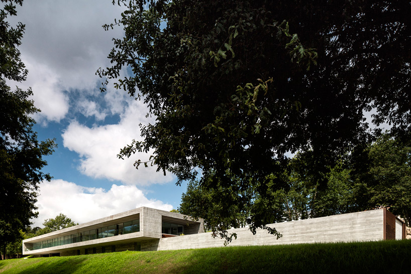 spaceworkers sambade house designboom