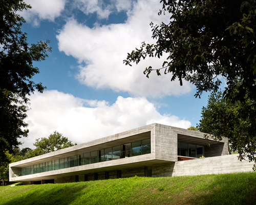 spaceworkers stretches sambade house across portuguese landscape