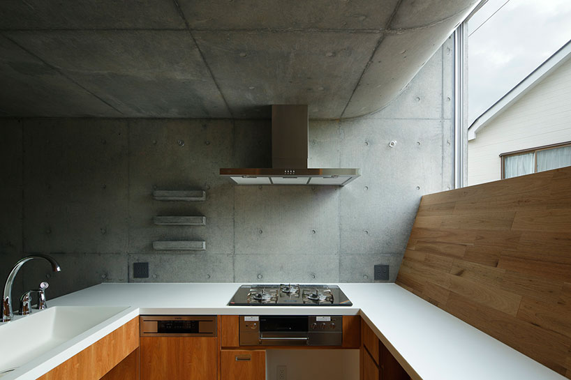 takeshi hosaka architects bend the concrete floors of byoubugaura