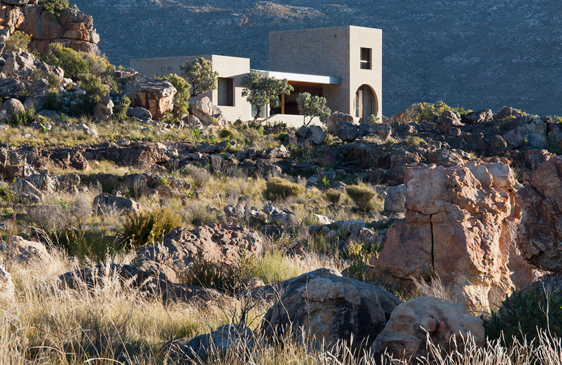 wolff architects blends mountain house with south african landscape