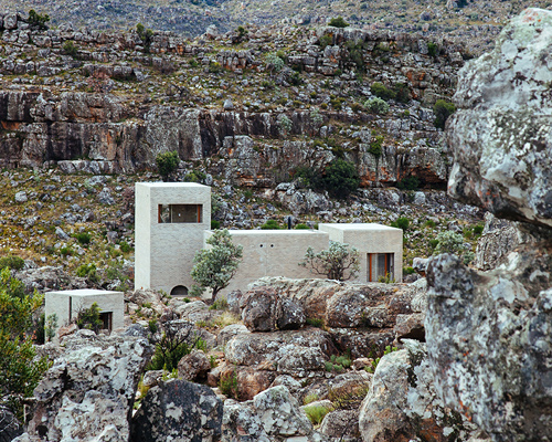 wolff architects blends mountain house with south african landscape