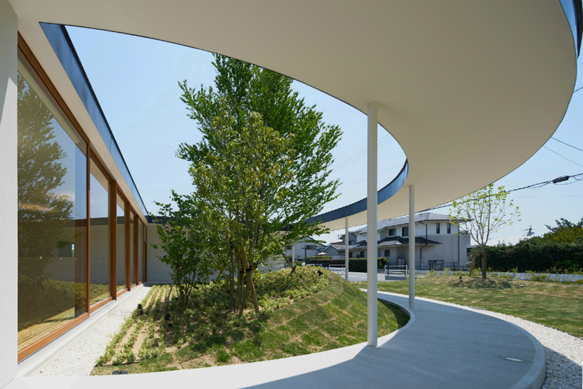 akiyoshi takagi arranges orthopedic clinic around urban greenery