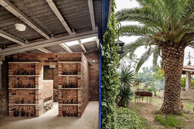 clara nubiola converts a deteriorating shed into the cube changing room