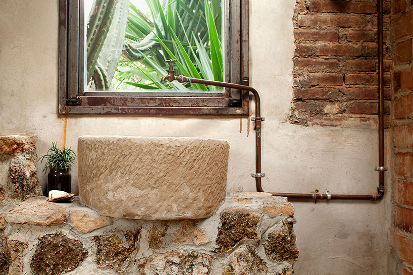 clara nubiola converts a deteriorating shed into the cube changing room