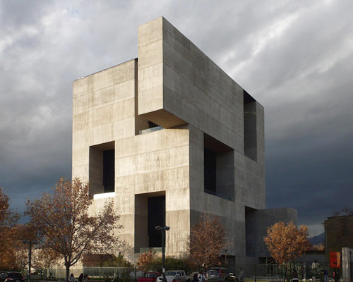 elemental casts concrete innovation center UC in chile around open core