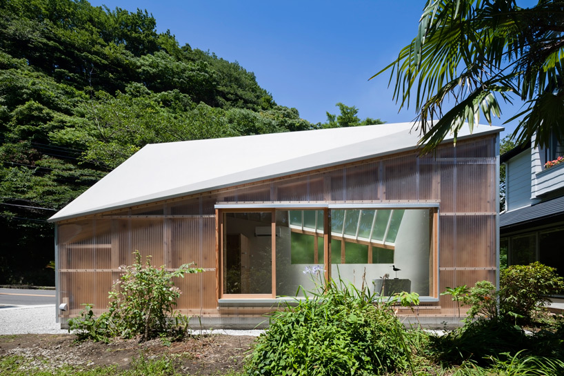 FT architects covers photo studio in japan with asymmetrical roof