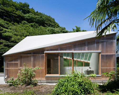 FT architects covers photo studio in japan with asymmetrical roof