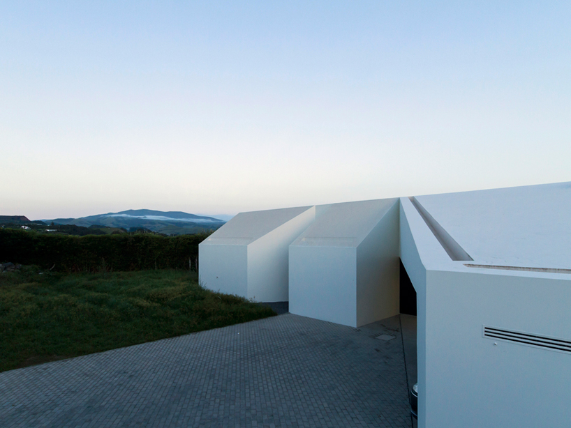 m-arquitectos rosto do cao house portugal designboom