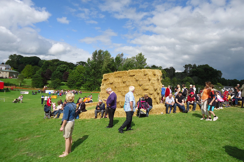 NÓSworkshop provides architectonic straw pavilions for harvest festival