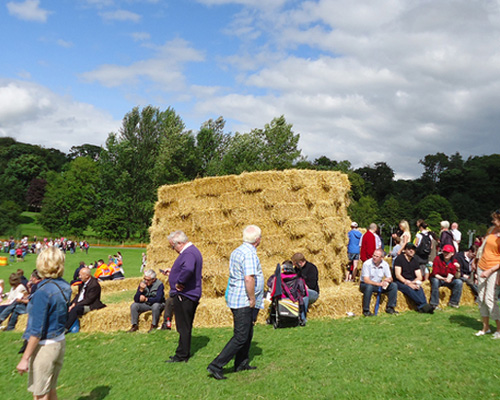 NÓSworkshop provides architectonic straw pavilions for harvest festival
