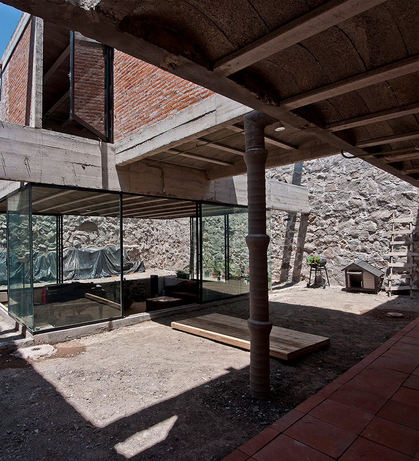 t3arc builds the concrete casa materka around a piano