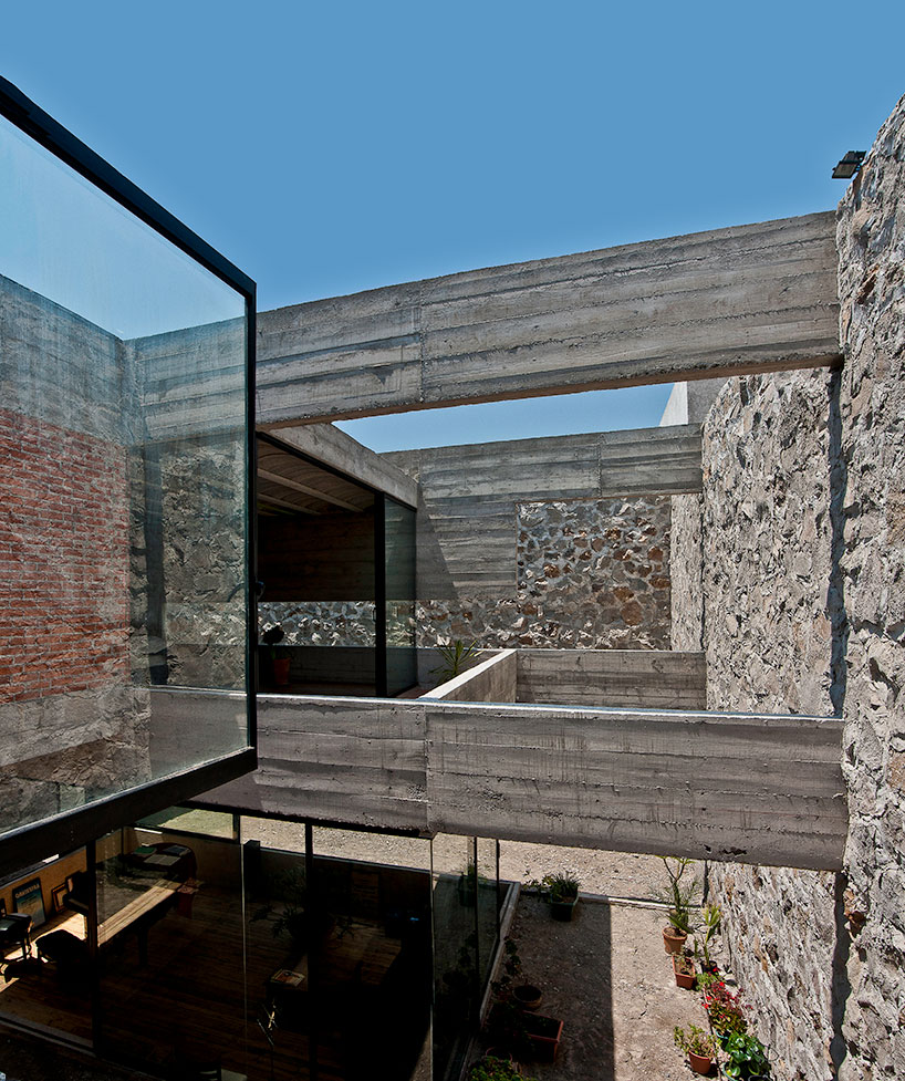 t3arc builds the concrete casa materka around a piano