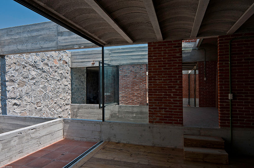 t3arc builds the concrete casa materka around a piano