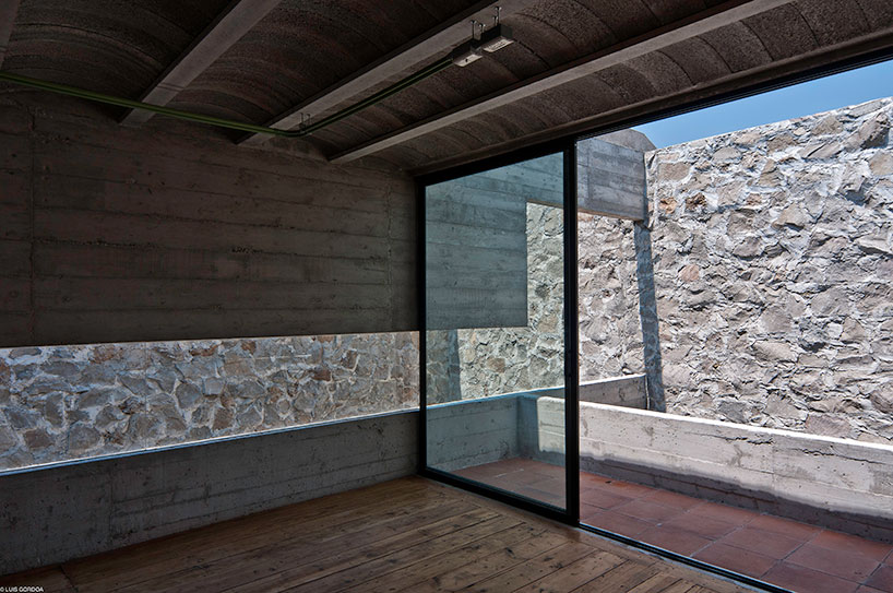 t3arc builds the concrete casa materka around a piano