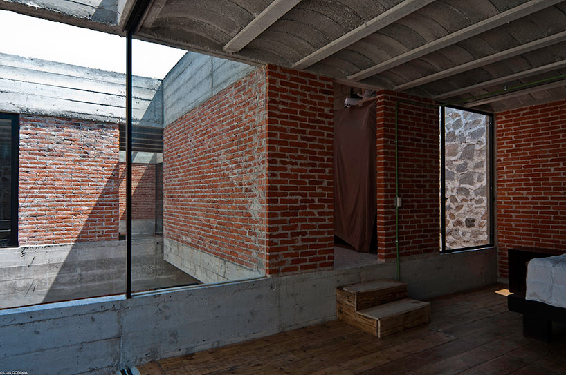 t3arc builds the concrete casa materka around a piano