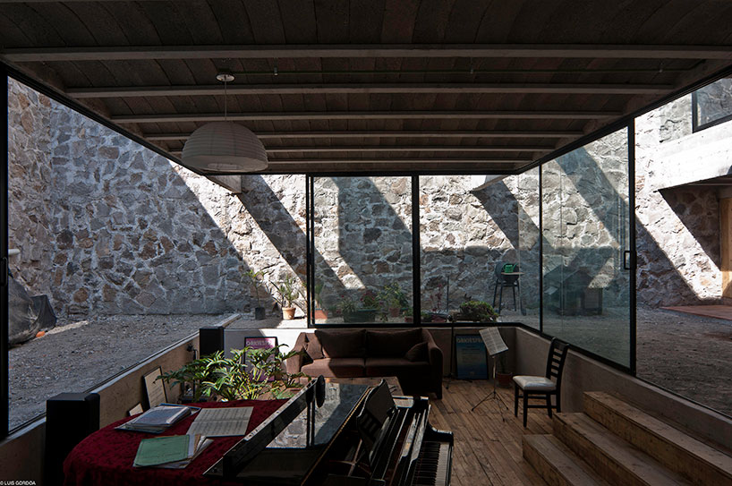 t3arc builds the concrete casa materka around a piano