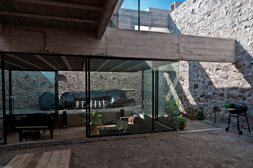 t3arc builds the concrete casa materka around a piano