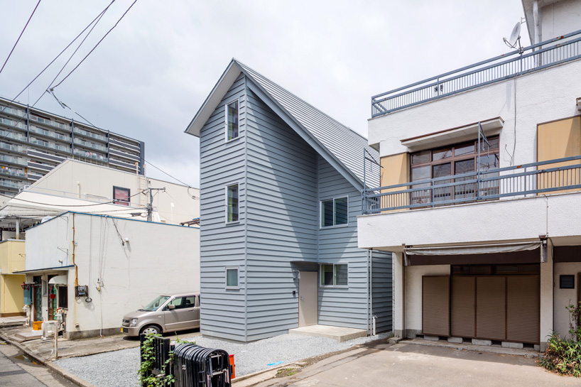house in tourimachi by SNARK + OUVI borders a japanese cemetery
