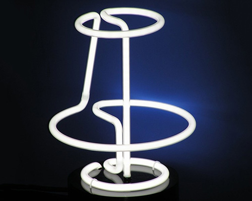 atelier dsgn shapes lamp neo-N from a single fluorescent tube