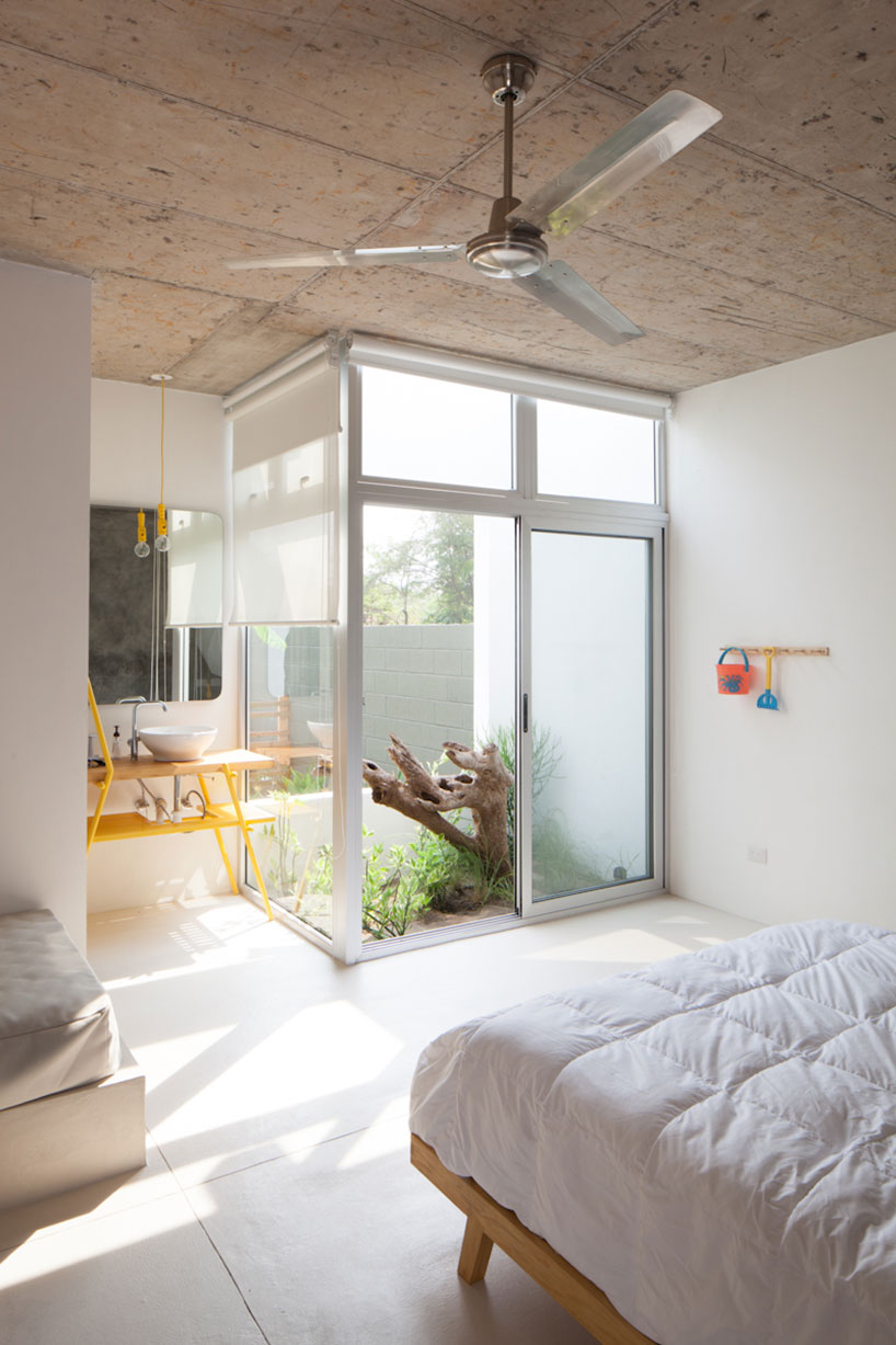 cincopatasalgato blends modern with vernacular in the casa costa azul