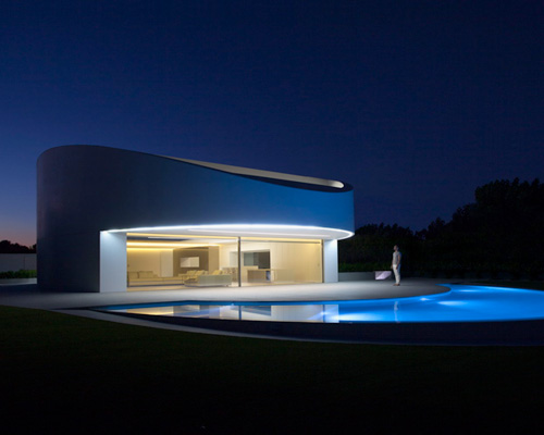 fran silvestre arquitectos shapes balint house with elliptical forms