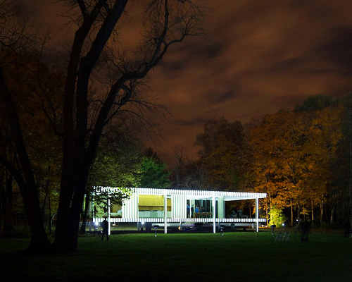luftwerk projects a kaleidoscope of light onto mies' farnsworth house