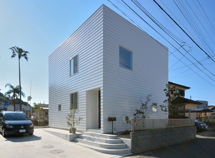 takeshi ishiodori constructs house in nichinan near old railroad station