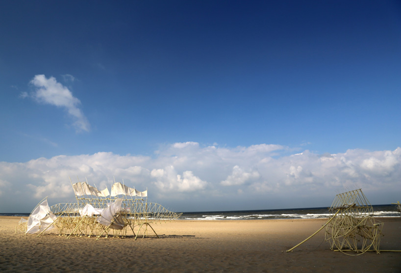 theo jansen's strandbeest interpreted by 3D printing at art basel miami beach