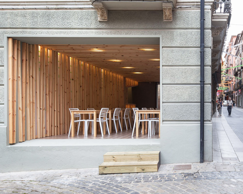 arnau estudi d'arquitectura clads spanish restaurant with timber slats