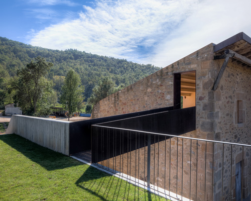 arnau estudi d’arquitectura renovates catalonian farmhouse