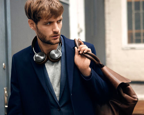 gesture controlling B O PLAY H8 headphones provide wireless sound