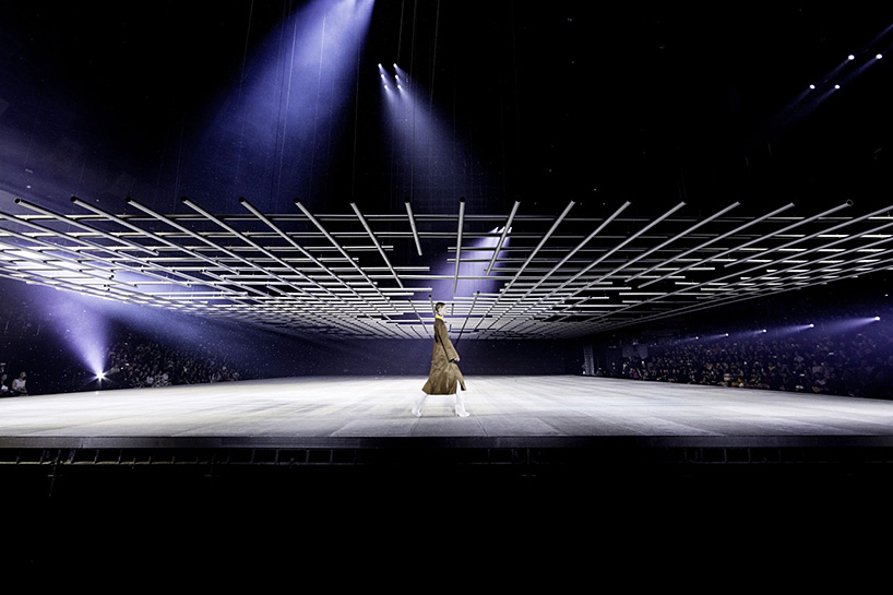 Leeuw Skim rammelaar bureau betak builds blade runner-style grid for esprit dior tokyo show