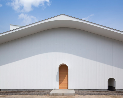 container design arranges family home in japan around indoor courtyard