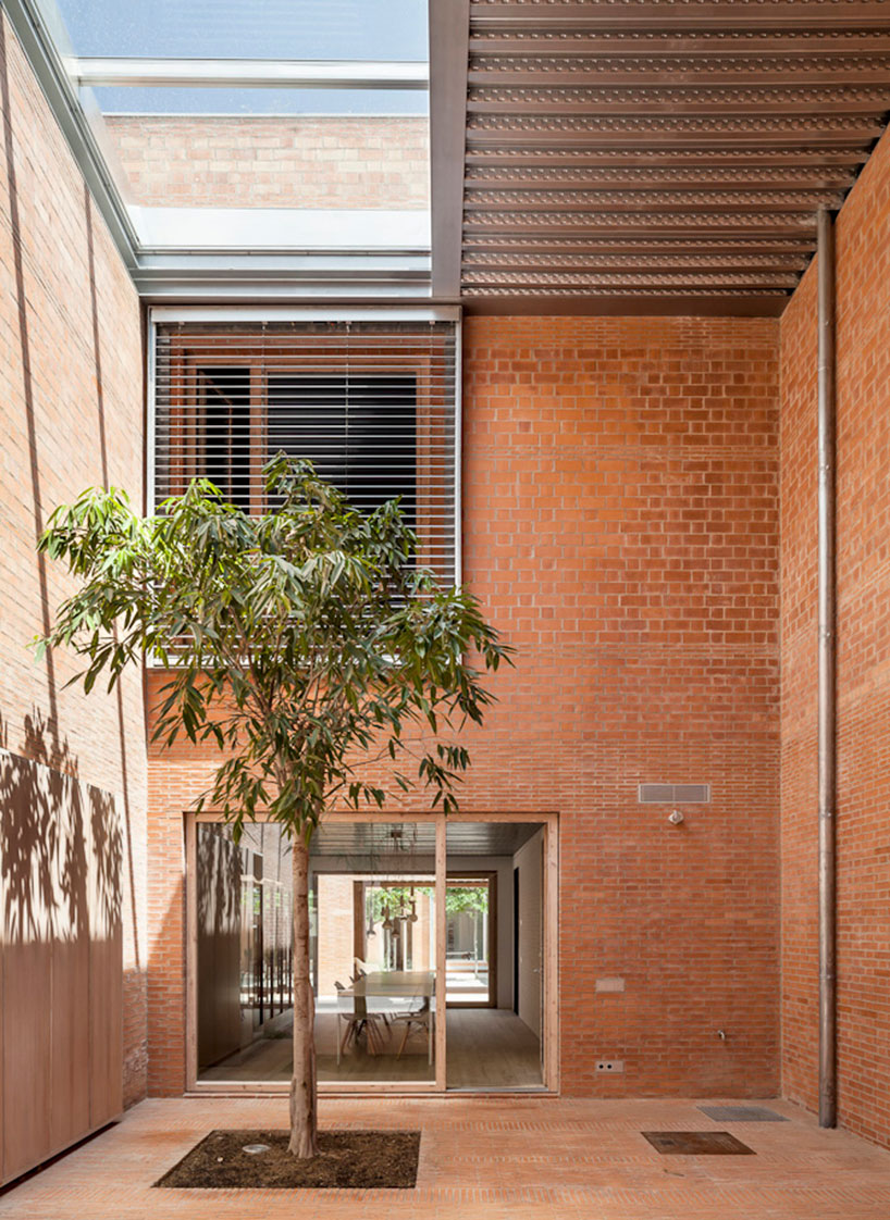 HARQUITECTES projects urban infill house 1014