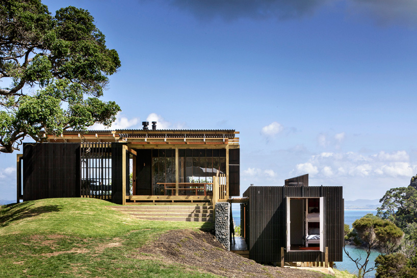 herbst architects aligns castle rock house with new zealand coastline