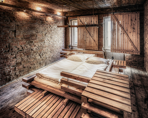 heri&salli builds giant timber bed frame for viennese guest room